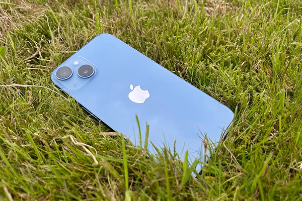 iPhone 14 màu xanh dương được iFans săn đón nhờ những cải tiến ưu việt như Camera, chip A15 Bionic và SOS khẩn cấp qua vệ tinh